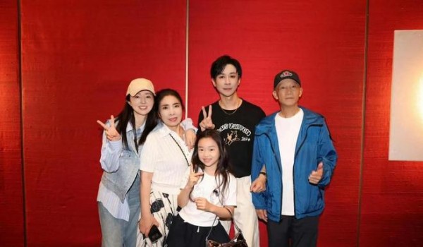 董璇全家福曝光！张维伊搂老丈人超亲昵，小酒窝和继父相处佳