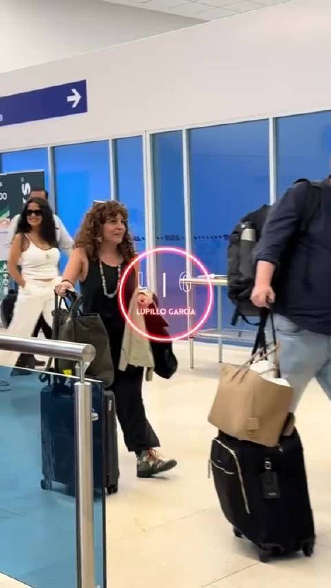 安吉丽娜·朱莉和好友开云老板娘Salma Hayek 抵达墨西哥，拜访萨尔玛的老家