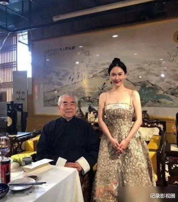 结婚仅1年，87岁的范曾已经衰老，比他小50岁的娇妻仍如花似玉