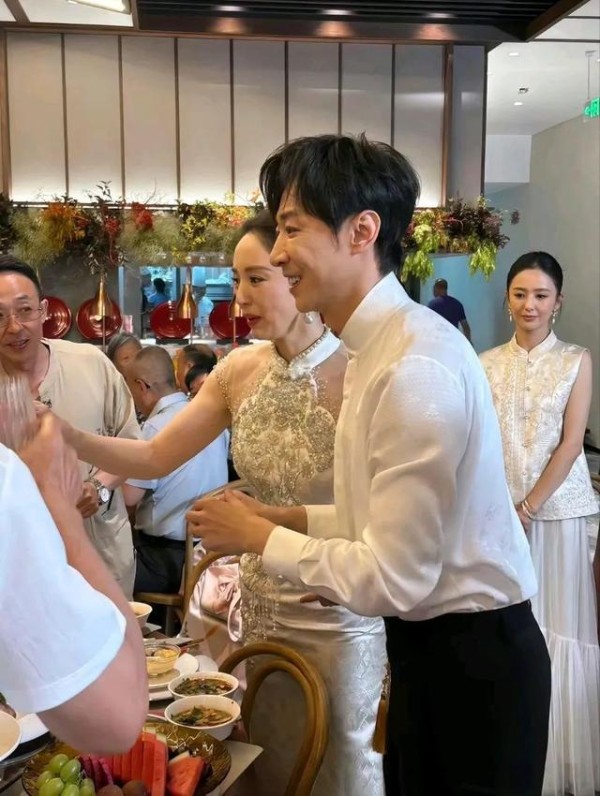 明明是45岁董璇官宣二婚，被推上风口浪尖的却是42岁佟丽娅