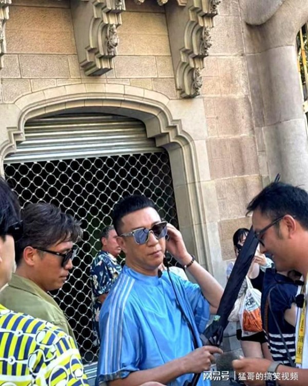 孙红雷一家度假，小15岁妻子背影人高马大，不用带娃惬意的玩手机