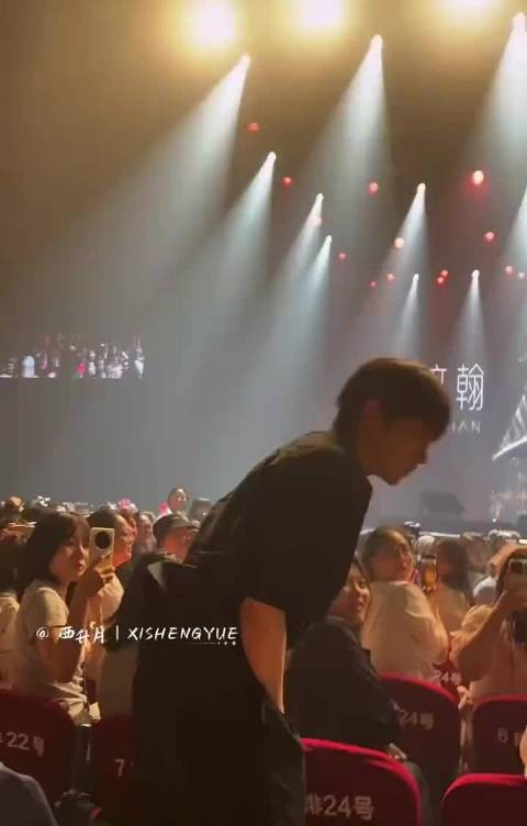 就在刚刚,胡春杨 夏瀚宇 嘉羿 何昶希一起去看李汶翰了,今夕是何年啊