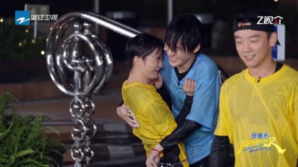 游戏结束后，@卡布叻_周深 和@时代少年团-张真源 互相抱住了对方不撒手！