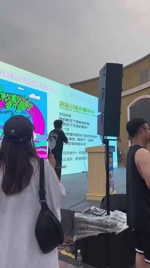 导演片场被误认陈奕迅，网友调侃需校准视力