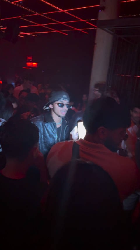 外国乐迷索要ig合照，亚裔男子音乐夜遇追捧
