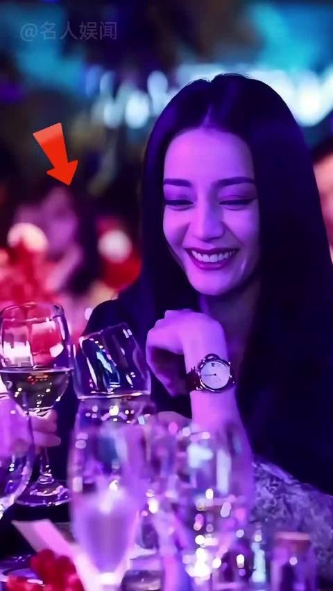 女星面对金主敬酒，赵露思假动作，王菲一口闷，看到关晓彤：海量