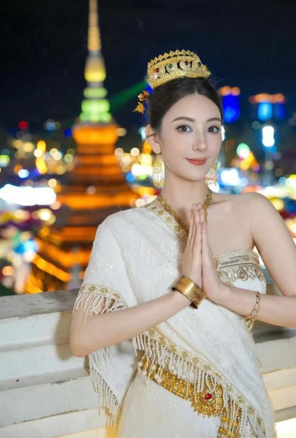 方媛晒云南旅游照，怀孕依然美得冒泡，心情大好