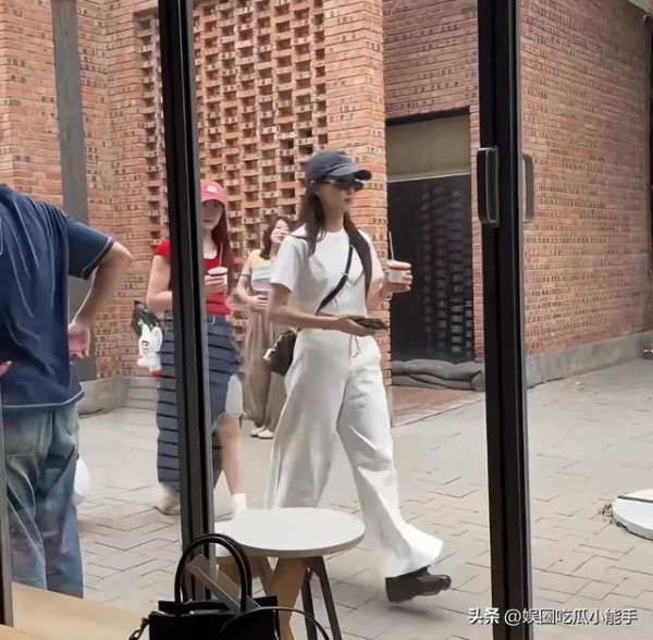 宋茜陈梦逛街被偶遇，两人聊的特别开心，陈梦笑的眼睛都成一条缝