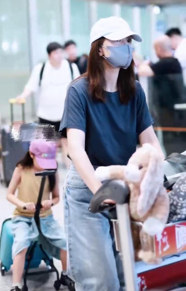 高圆圆带女儿返京，6岁Rhea近照曝光，坐行李箱被妈妈拖行好有爱