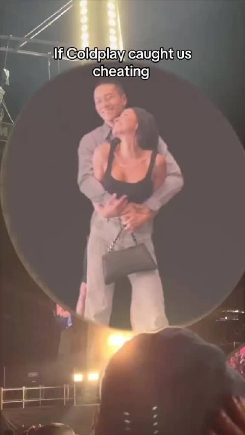 网友模仿Coldplay演唱会出轨情侣动作