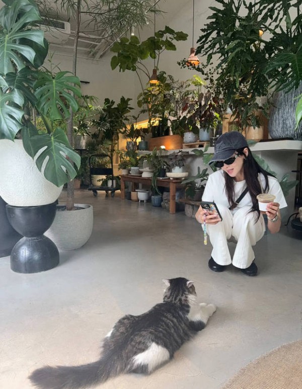 陈梦给宋茜拍照。