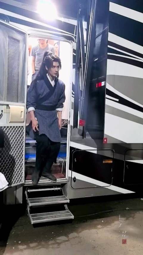 黄俊捷云湛战损妆路透曝光,飞鱼服造型引热议