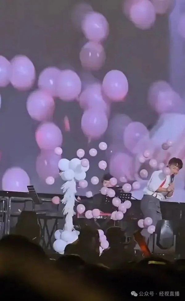 45岁港星方力申演唱会公布老婆怀的是女孩，并笑称 ：真的接受不了