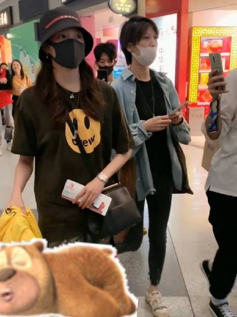 关晓彤机场，看着手上也没有戒指了！两个人真分了？鹿晗跳了狼与美女
