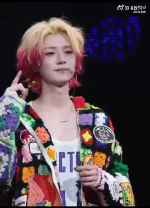 鹿晗成都演唱会重现EXO经典动作，与宝石老舅互动庆生