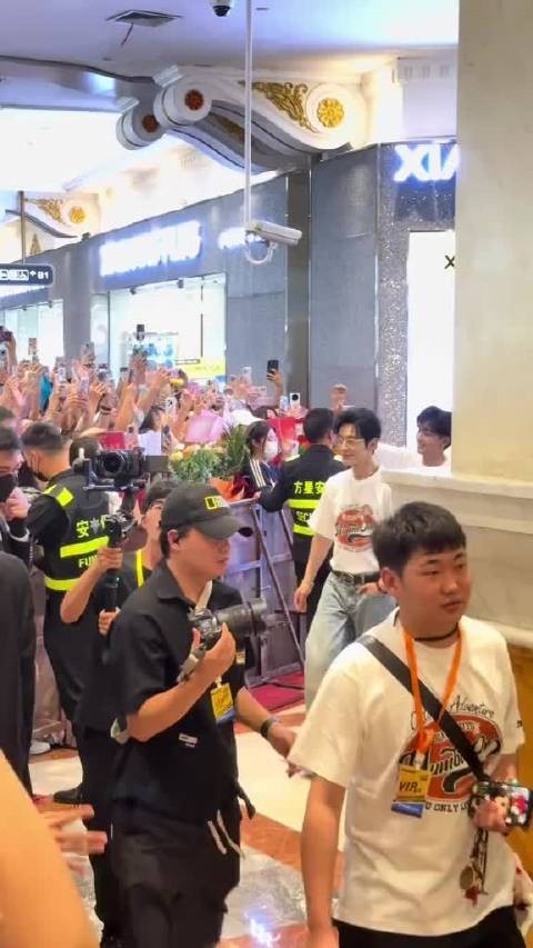黄晓明线下握手会开启高能营业模式