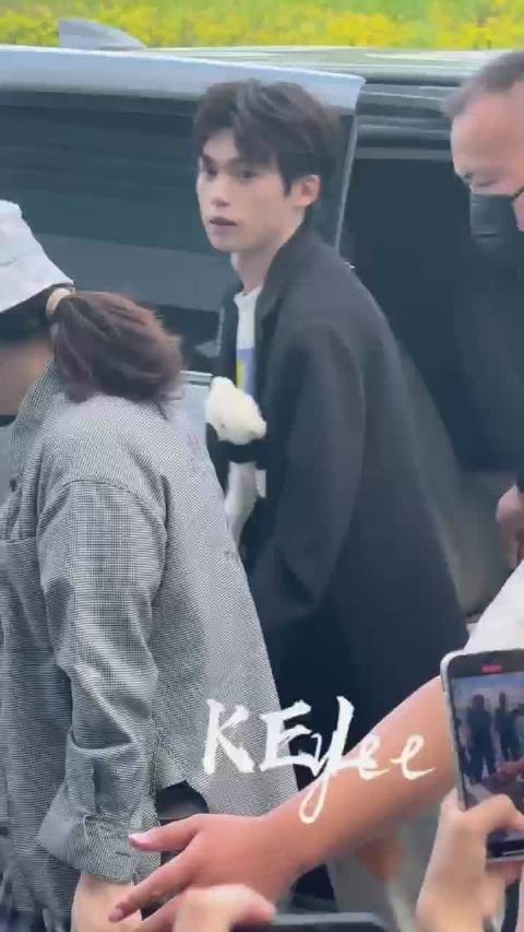 梓渝机场出发路透，小熊西装外套帅气又可爱，人依旧好多，一定要注意安全啊！