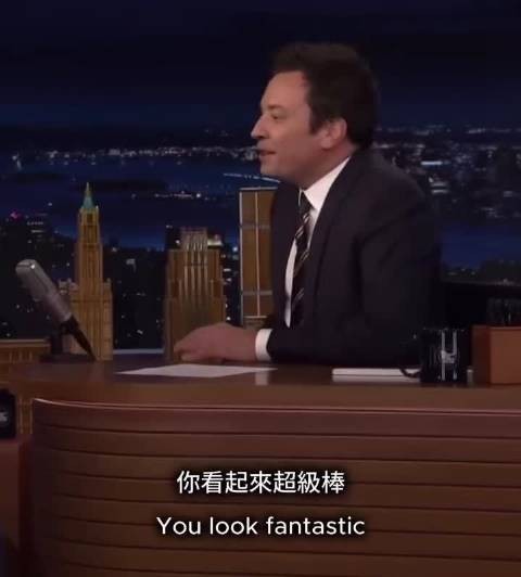 达科塔约翰逊深V短裙亮相肥伦秀引尴尬