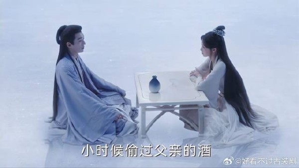俩人为了打发时间喝上酒了，这不是玩的真心话吗