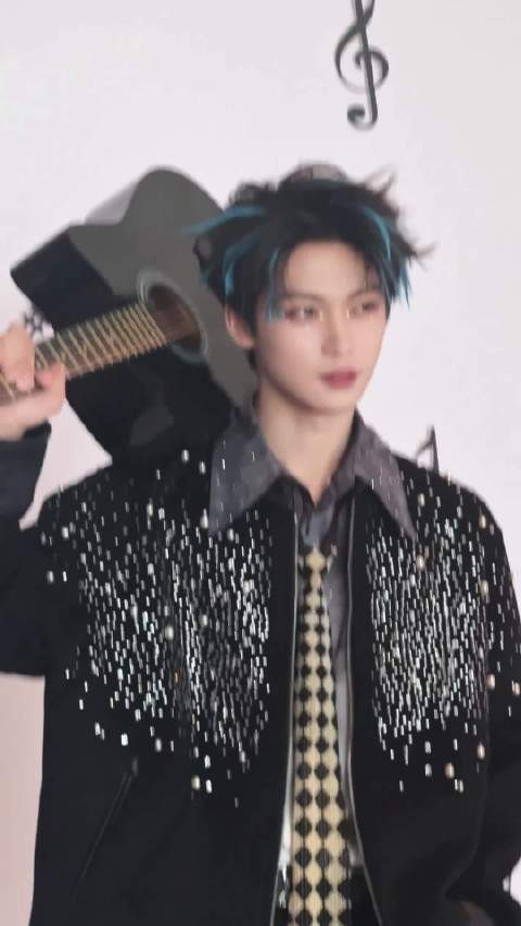 梓渝音乐节发布定妆花絮视频，蓝色星星碎钻造型亮相