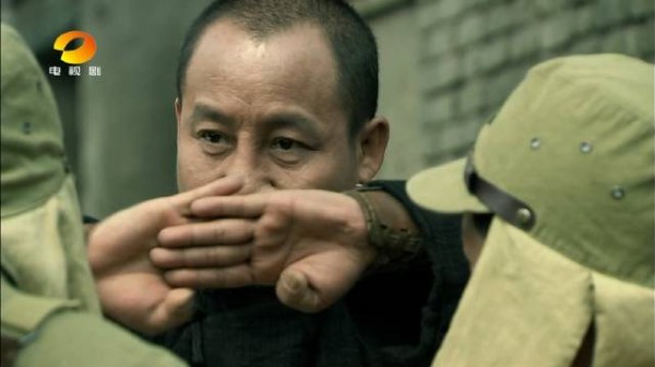 来看看我的祖传戏法！《一个强盗都不留》湖南电视剧频道每天19：20正在热播！