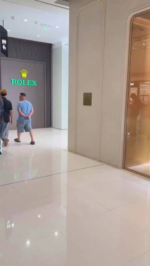 网友成都偶遇鹿晗与工作人员逛街