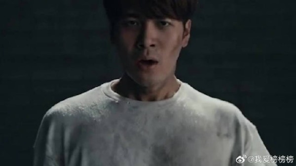 王嘉尔演唱会遇粉丝扔内衣上台
