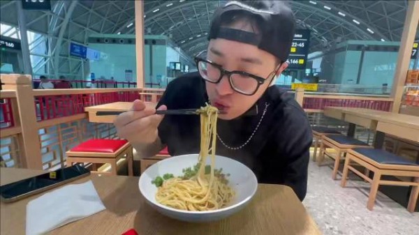 潘玮柏偷吃面发博求保密