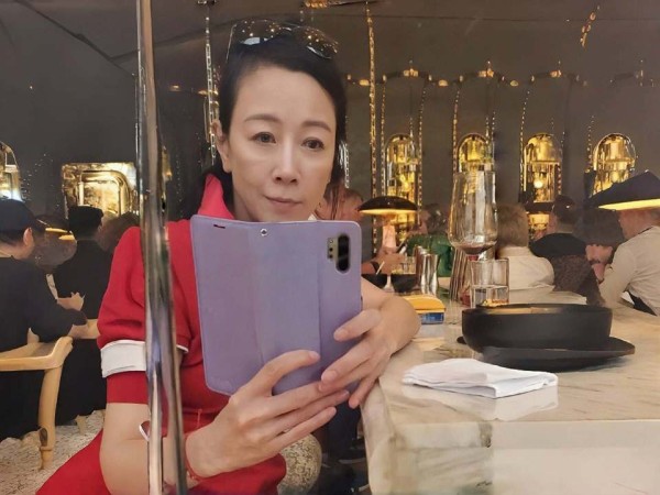 香港知名女星像癌症末期病人，身材消瘦双颊凹陷，体重不到80斤