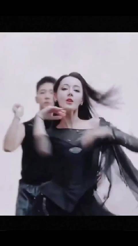 迪丽热巴扫腿舞