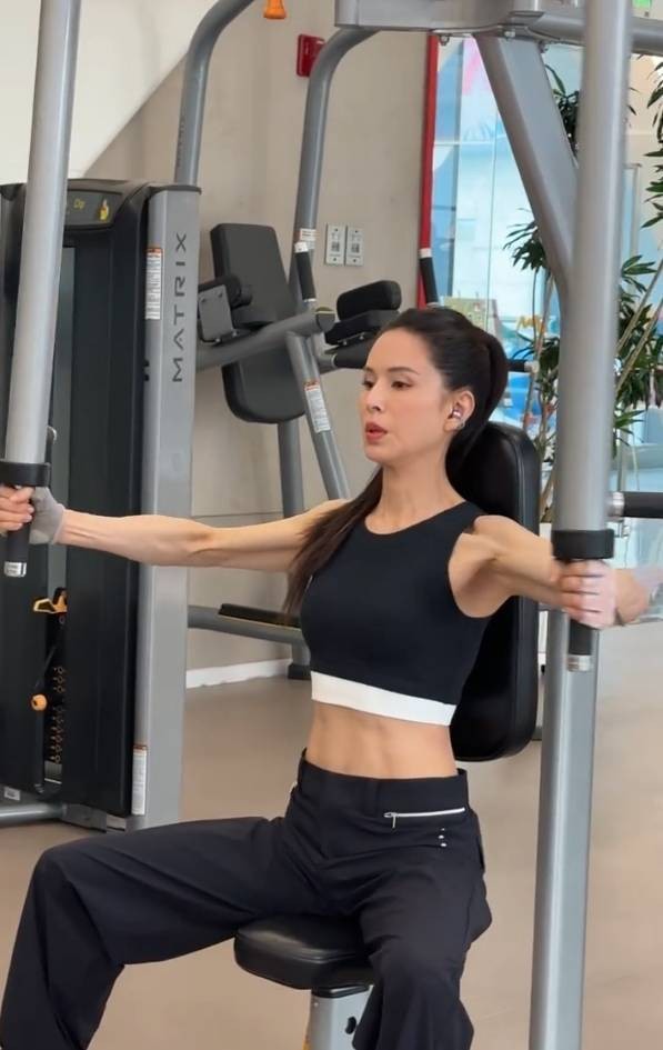 李若彤穿黑色抹胸上衣健身，露出性感腰腹，肌肉线条超吸睛。