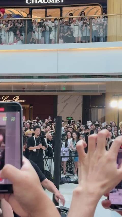 任嘉伦参加线下活动被扔鞋盒了