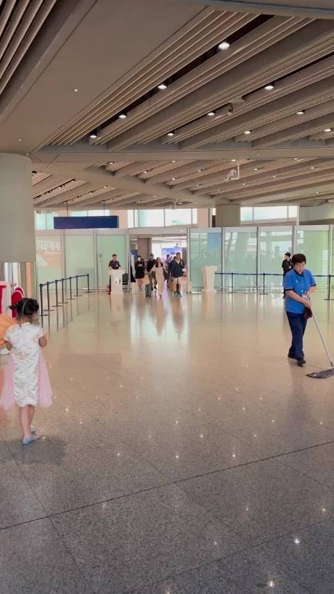 网友偶遇李宇春展露笑颜