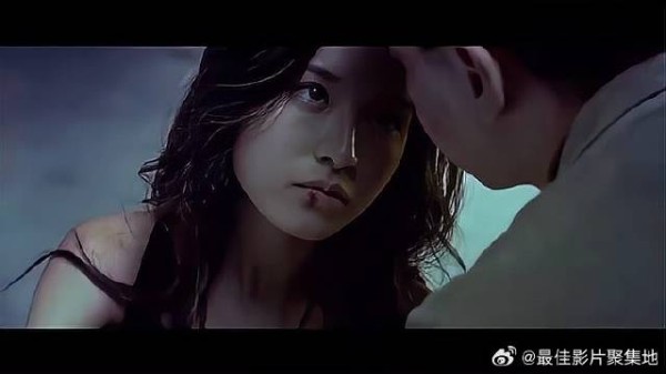 张家辉审问女杀手，女杀手不要命竖中指挑衅，下秒真活该！