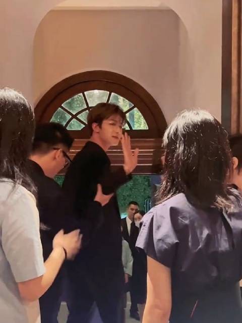 朱正廷品牌晚宴下班视频，和所有人再见，好帅好有礼貌