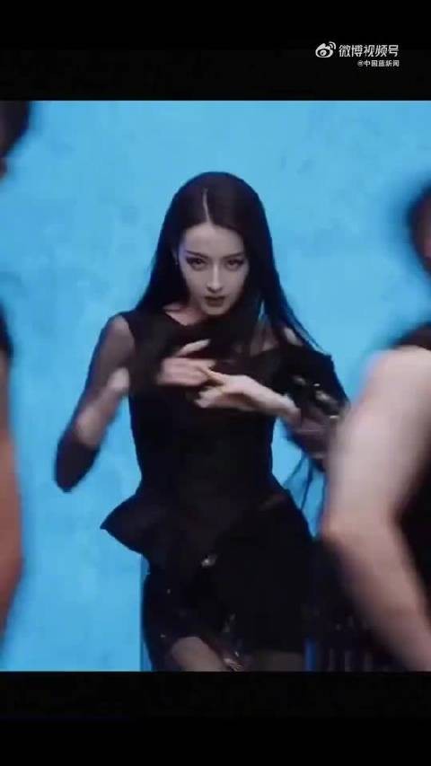 迪丽热巴跳扫腿舞引期待新剧利剑玫瑰