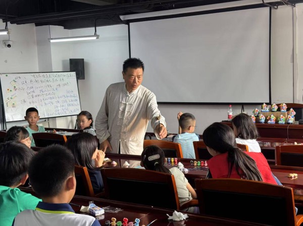 跟随北京彩塑传承人张忠强“画葫芦”，新京报小记者学习非遗文化