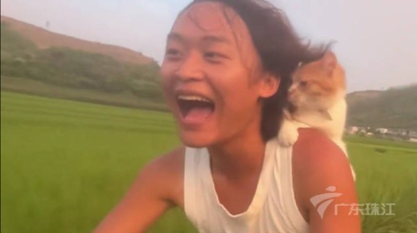 广西小伙背着猫咪在田野兜风,网友:快乐就是这么简单