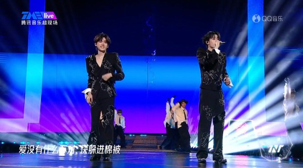 宋亚轩严浩翔时代少年团演唱会合唱《讨厌红楼梦》舞台 宋亚轩真空深V西装