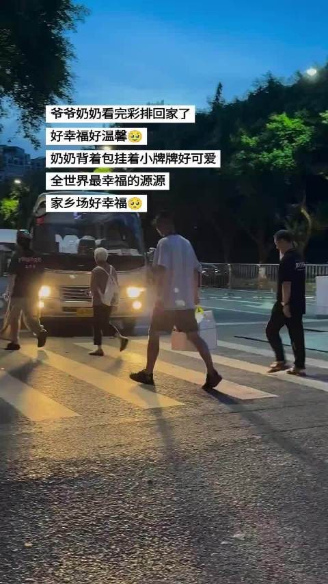 王源再一次回到重庆开演唱会 爷爷奶奶连彩排都不错过 爷爷还穿了一巡的工作服