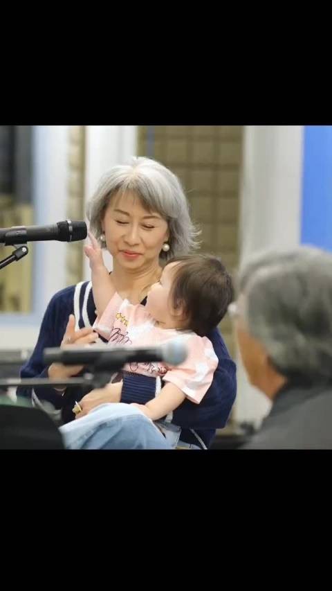 林子祥 叶倩文演唱会排练帶娃两不误，夫妻俩和孙女玩亲亲好有氛围感
