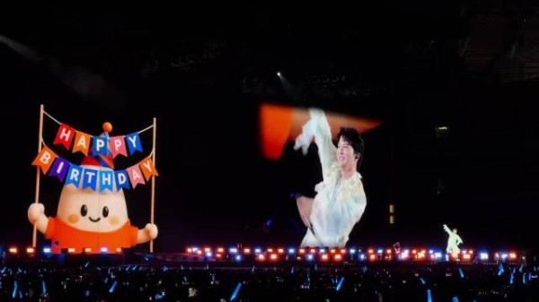 周深连续2年在演唱会上给粉丝庆生 周深把出道日变成生米的生日