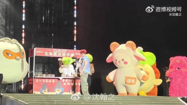 李荣浩武汉演唱会蒜鸟卖热干面,城市限定设计引热议