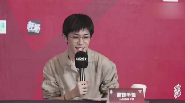 易烊千玺回应宁愿犯错不要无聊,鼓励青年创作者突破标准