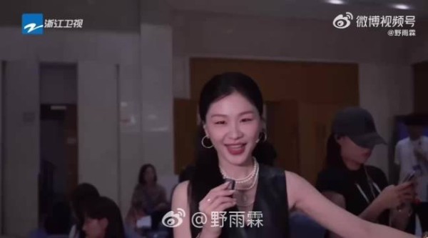 金靖亮相王牌直播间,黑色皮衣显瘦活力四射