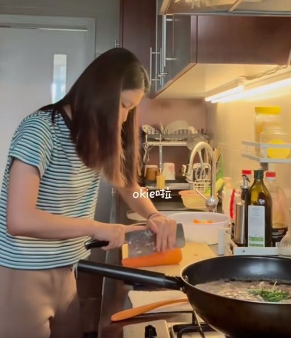 马伊琍大女儿晒暑假生活，跟阿姨学做牛腩煲，厨房不大还有些杂乱