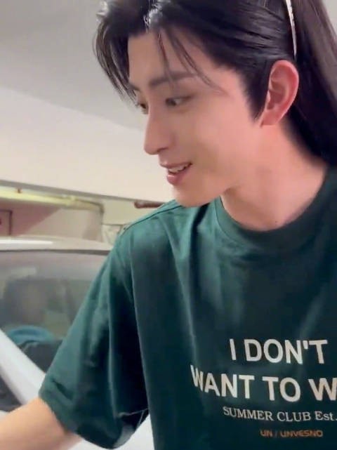 敖瑞鹏婉拒韩国粉丝礼物收下手写信,英语道别显贴心