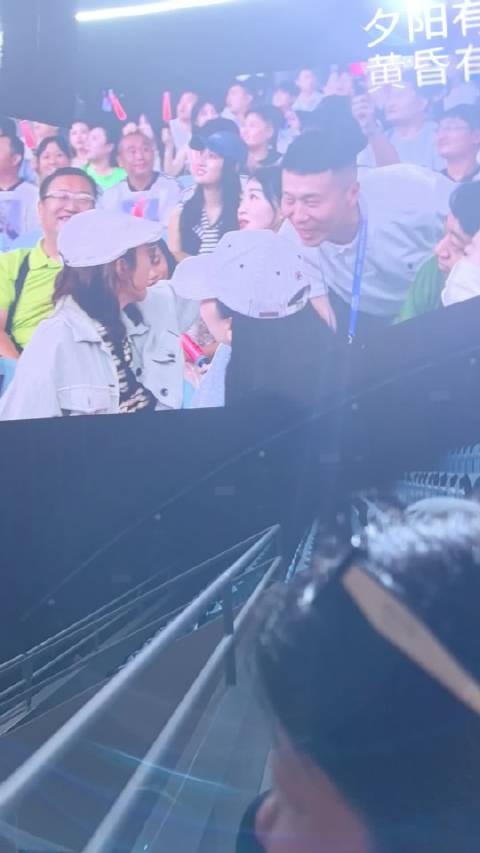 俩大傻大闹岳哥演唱会