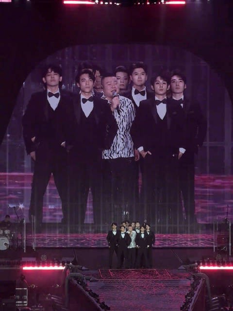岳云鹏演唱会搬演团播,男团舞跳出自创特色