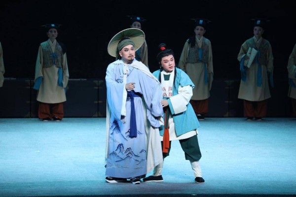 以清廉爱民为主题的黄梅戏《梅城烟雨》在黄梅成功首演